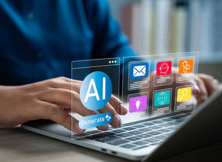Investitore alle prime armi nel settore delle criptovalute che sta imparando i fondamenti del trading automatizzato con intelligenza artificiale