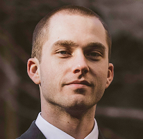 Analista di trading Thomas Whitfield specializzato nei mercati delle criptovalute